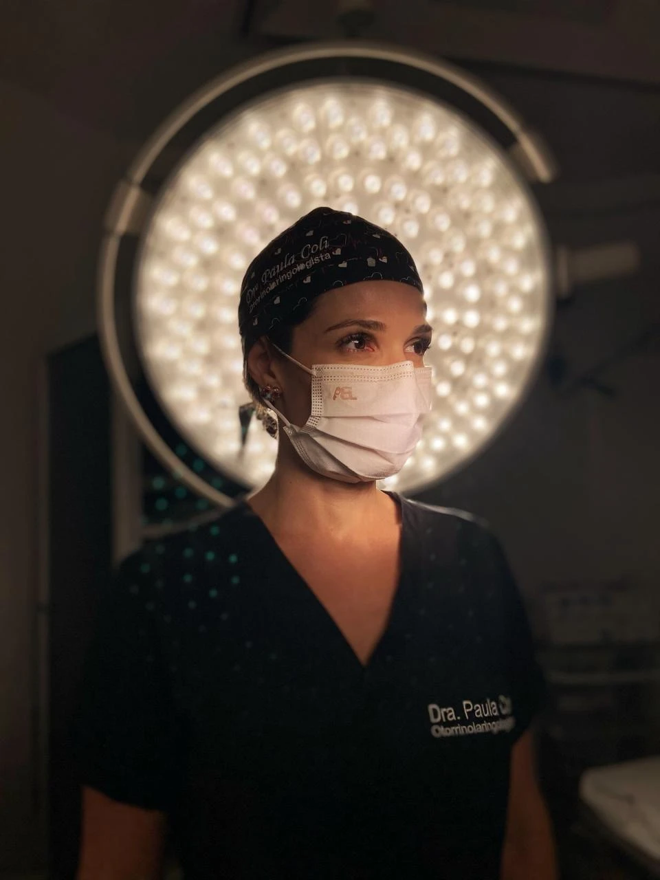Dra. Paula Coli realizando exame clínico
